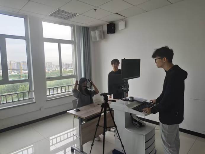 人站在房间里AI 生成的内容可能不正确。