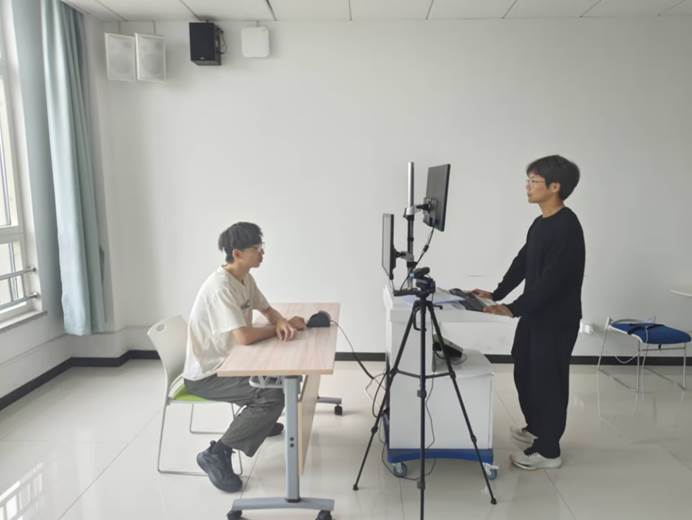 男人在房间内玩体感游戏AI 生成的内容可能不正确。